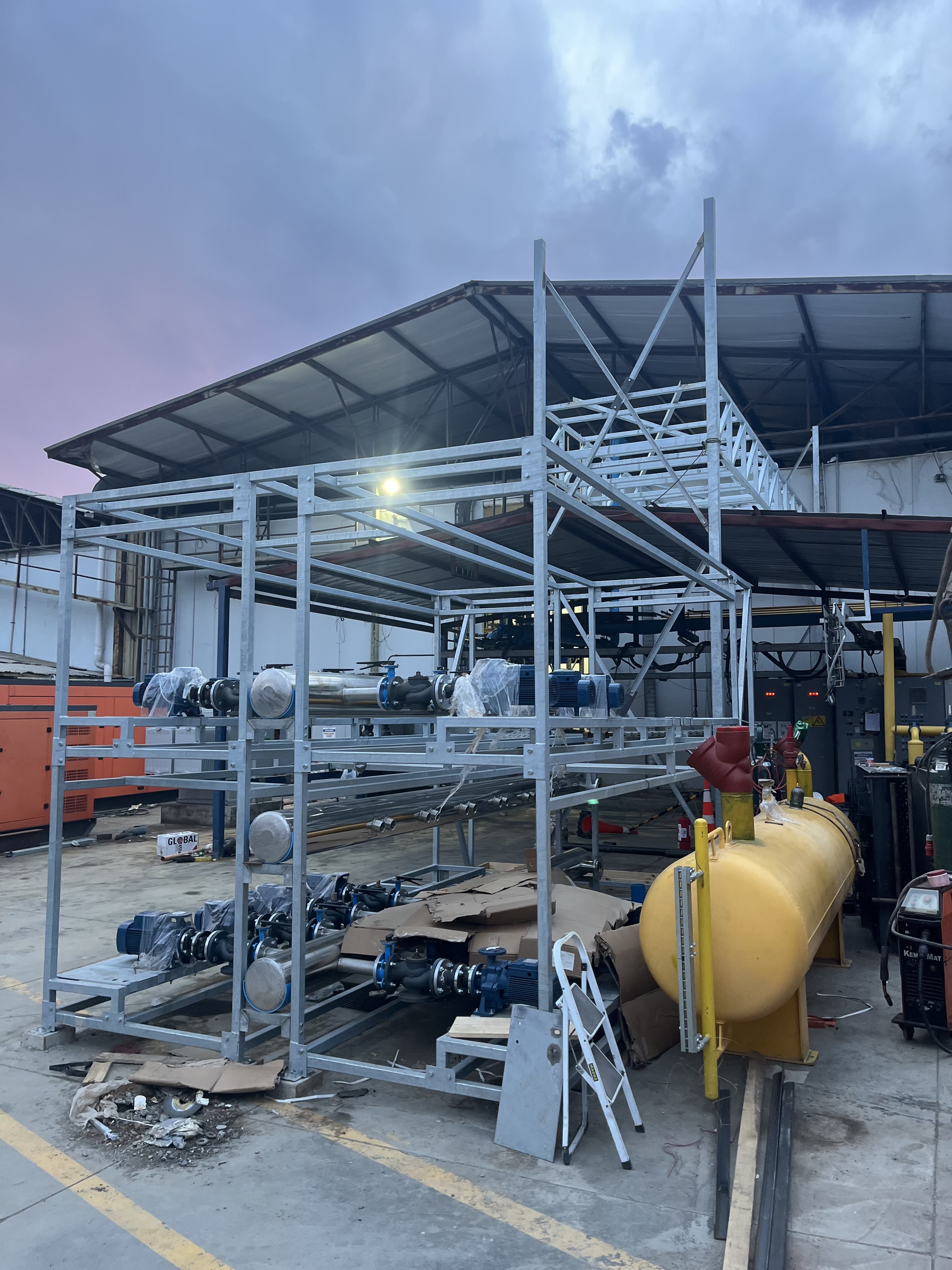 Montaje de estructura metálica industrial - Construcciones El Tabo